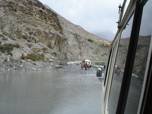 Nun ist's vorbei mit der Eilerei - zur chinesischen Grenze, wir bleiben stecken im tiefen Wasser des Karakorum Highways