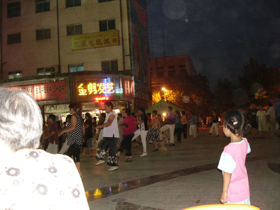Uighurisches Kashgar - abendliches Tanzvergnügen im Stadtzentrum, nett anzusehen, schöne chinesische Musik und Lächeln der Chinesen. Mehr geht auch nicht, denn KEINER spricht irgendwie auch nur ansatzweise Englisch.