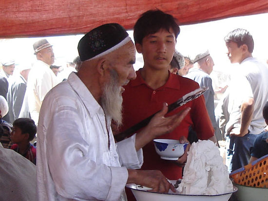 Uighurisches Eis, hab ich mir jedoch verkniffen. Im späteren Nepal habe ich davon genug gegessen, was sehr böse Folgen hatte. Kann wohl doch nicht alles so machen wie in meinem zweiten Heimatland Indien.