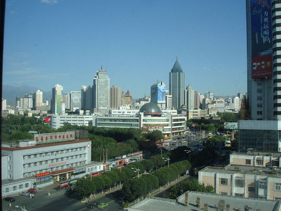 Urumqi, Hauptstadt von Xingjiang, Zentrum der moslemischen Uighuren, Blick aus meinem Hotelfenster. Tja, alles sehr ernüchternd und modern nach meinen wunderschönen Erlebnissen in meinem geliebten Pakistan.