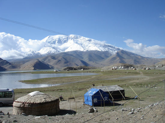 Auf dem Weg nach Kashgar gehts vorbei am Karakul Lake. Schöne Yurten stehen zur Vermietung bereit. Dadurch werden leider Touristenströme angezogen, die mir nicht so sehr behagen und ich hab mir das Ganze verkniffen.