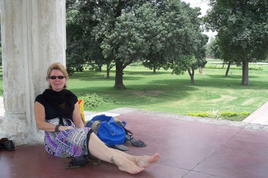 Ich bin mal wieder völlig fertig von der irren Hitze. Ist ja auch kein Wunder, oder würdet ihr bei 48 Grad im Schatten noch wie ein Reh herumhüpfen? In den romantischen Shalimar Gardens ruhen wir uns erst mal aus.