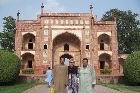 Meine Freunde sind so happy, mich zu sehen, dass sie mir gleich alles zeigen wollen - und das bei dieser Hitze.Hier steh ich noch lustig und munter im Shahi-Fort, nichtsahnend, dass ich eine Stunde später in Hamads Haus einen Hitzeschock bekommen sollte. Aber so richtig: mit Erbrechen, Darniederliegen usw. Dennoch muss ich zugeben, hab ichs auch genossen. Wann hat Frau das schon einmal: Mein ledierter Körper liegt auf einer Liege auf dem Dach des Hauses, von der Hitze dahin gerafft, 4 Männer fächeln mir Luft zu, einer kühlt mich mit Eis. Tja, da werdet auch ihr neidisch, nicht wahr? Muss zugeben, nachdem es mir besser ging, hab ich die Situation einfach nur genossen und hätt mich totlachen können.