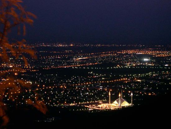 ein berauschender Eindruck von Islamabad bei Nacht