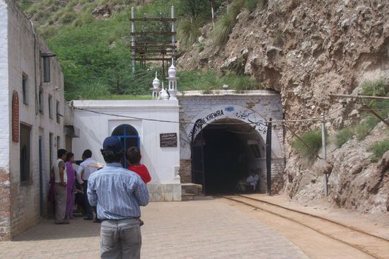 Eingang zu den Salt Mines Khewra, 160 km von Islamabad und 260 km von Lahore entfernt. Die Mine ist die zweitgrößte Salzmine der Welt und das größte Salzbergwerk auf dem asiatischen Kontinent.