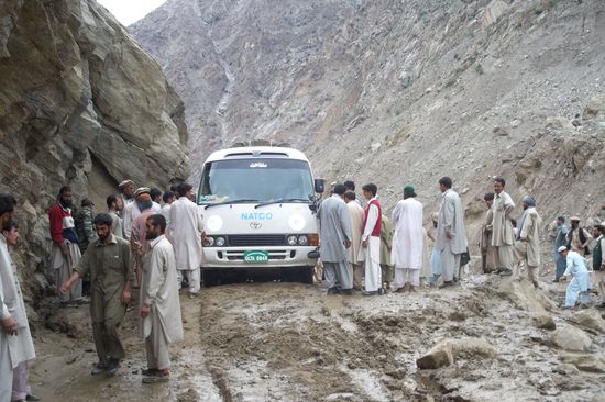 Mal wieder 30 Std. Busfahrt vor uns. Mal wieder ein Stop. Landslides, also Bergrutsche behindern für Stunden den Weg. Zumindest kann man mal den Bussitz verlassen. Aber Klo natürlich nicht in der Nähe, muss lange suchen, ein ruhiges Plätzchen zu finden ohne tausend Männeraugen.