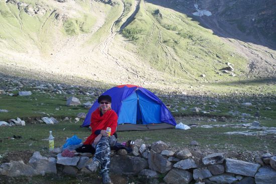 Am nächsten Morgen erfahren wir, dass die nächliche Trommelei aus "unserem" Dörfchen nicht zu unserer Freude stattgefunden hat, sondern lediglich zur Abschreckung der Wölfe gedacht war. Mir wurde doch ein wenig mulmig bei deser Vorstellung.