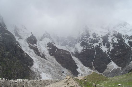 Gegenüber der Wand sieht man die Vorgipfel des Rupal-Peak (4400 - 5100 m).