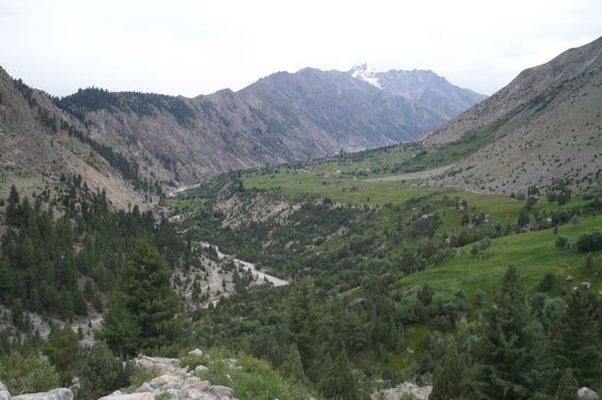 Über den Chhungpar-Gletscher gelangt man zum Dorf Rupal im unteren Rupal-Tal.