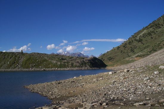Rama-Lake. 
Von Astore (2450 m ü.M.) führt eine steile Jeeppiste hinaus zum Rama-Lake. Der See liegt etwas versteckt hinter dem Sachen-Gletscher. Gegenüber liegt auch ein kleines Sommerdorf der Astore-Bauern.