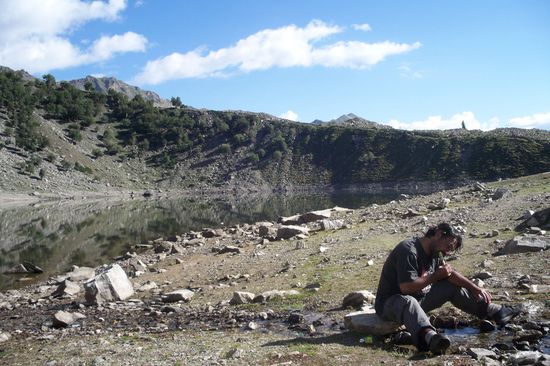 Am Morgen wird der See schöner und schöner. Und in aller Ruhe putzen wir uns genüsslich die Zähne im immer fließenden Gletscherwasser.