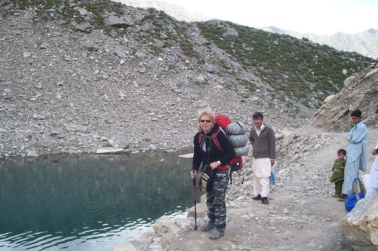 Nachdem uns unser Jeepfahrer im Stich gelassen hat, machen wir uns auf den 5-stündigen Marsch. Und wieder stelle ich fest, wie schön es ist, zu trekken, kann man doch viel besser die Landschaft genießen.