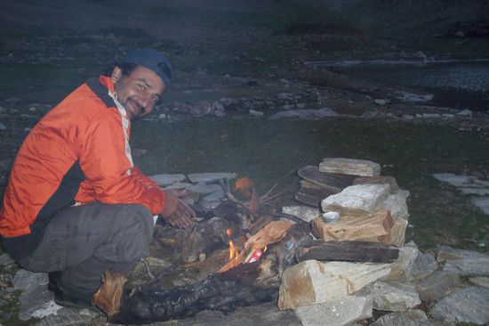 Nachts wird es doch empfindlich kalt und wir wärmen uns am Feuer und genießen den Fisch, der uns von den Dorfbewohnern geschenkt wird.