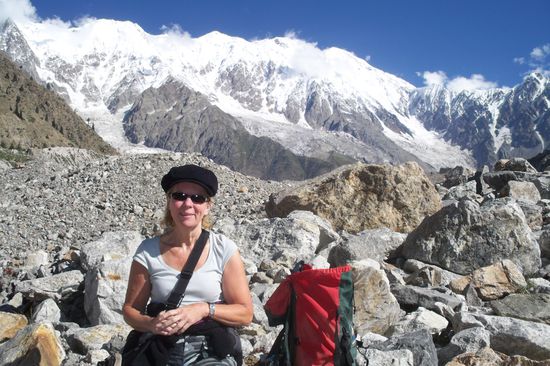 Ein tolles Trekking zum Dorf Rupal - hinter mir ein mit Geröll bedeckter Gletscher