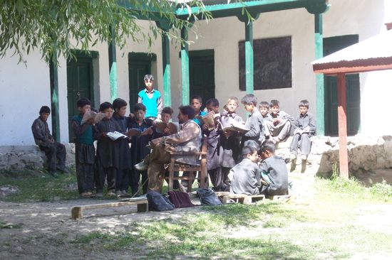 Schulbetrieb im Dorf Rupal