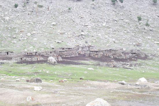 Kaum zu erkennen schmiegen sich die paar Häuser an den Berg. Die Bauern halten sich nur im Sommer hier auf und hüten ihre Tiere. Im Winter liegt alles unter einer meterdicken Eis- und Schneeschicht.