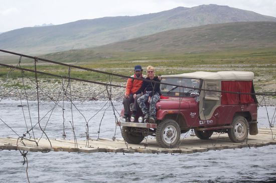 An der einzigen Brücke über den größten Fluss mitten im Reservat, ein morsches Hängekonstrukt, liegt ein Zeltplatz. Hier auf 4200 m wird die Luft bereits dünn, die Schritte werden schwerer, doch die Landschaft ist von wahrer Schönheit und die Stille ungemein entspannend. Hier kann man – mit etwas Glück – den Himalaja Braunbär, Steinböcke, Rotfüchse, Wölfe, Wiesel, Murmeltiere und Schneeleoparden beobachten. Ein Naturparadies.
Was soll ich dazu sagen, nur soviel: Wir habens genossen. 