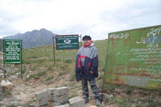Über die Deosai-Hochebene nach Skardu. Die Piste über diese Hochebene ist witterungsbedingt nur im Hochsommer befahrbar. Dieses Gebiet ist für Ausländer gesperrt und ich muss am Eingang mal wieder diverse Papiere unterschreiben.