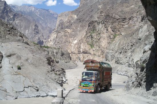 Stundenlang könnte ich diese Laster fotografieren. Wie gut, dass dieses Ungetüm gerade in der Kurve eine Panne hatte und ich die Situation weidlich ausnutzen konnte.