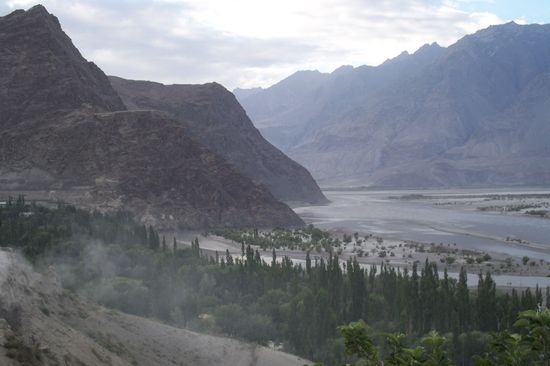links hoch oben auf dem Felsplateau die Reste einer alten Festung, das Kharpoche-Fort