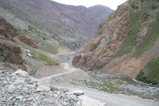 Durch den wilden Karakorum, immer entlang des Indus.
Der Karakorum ist sicher eines der wildesten Gebirge unserer Erde. Einige der höchsten Berge sind hier zu finden, und Landschaften, deren Schönheit fast unsere Vorstellungskraft übersteigt. Auch der K2 (8611m), der Berg der Berge, steht am Ende des Baltoro-Gletschers inmitten einer grandiosen Fels- und Eisszenerie. Der Karakorum Highway ist die wichtigste Passstraße zwischen Pakistan (Kaschmir) und China (Sinkiang).