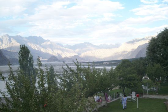 In diesem wunderschön-gelegenen PTDC-Hotel in Skardu (2.290 m hoch), Hauptstadt von Baltistan, verleben wir ruhige, relaxte, ausgelassene und verrückte Tage (mehr wird nicht verraten  )und genießen den Indus, der direkt unter unserem Hotelfenster vorbei fließt.