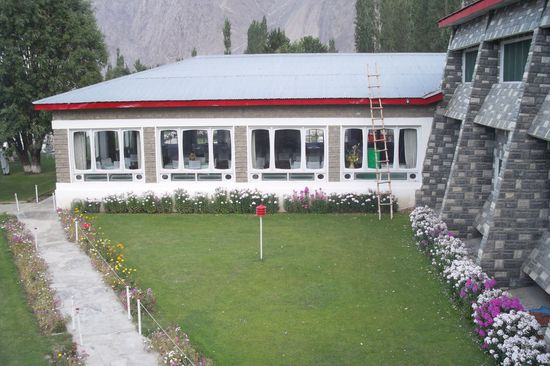 Da mir auch hier die Hitze nicht bekommt und das Essen auch nicht gerade prickelnd ist, habe ich immer wieder Magenverstimmungen, so dass ich sogar ab und an nicht mehr ins rettende Zimmer komme, sondern gleich unten die Blumenrabatten beglücken muss. Aber ich nehm's mit Humor, ich werde "zusends" leichter, was ich natürlich GENIAL finde.