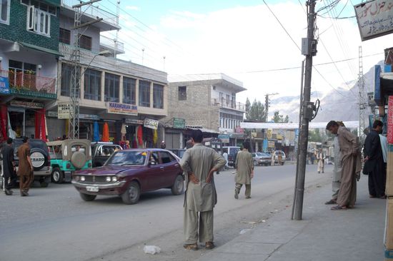 Skardu City!Skardu ist Ziel der Trekkingtouristen, Bergsteiger und Expeditionen, die zu den Bergen des Karakorum-Gebirges unterwegs sind. Hier werden die letzten Besorgungen getätigt und die Fahrzeuge organisiert, die ins Shigar-Tal, nach Dassu, Arandu und Askole (K2) fahren. Gegenüber das Hotel Karakorum-Inn.