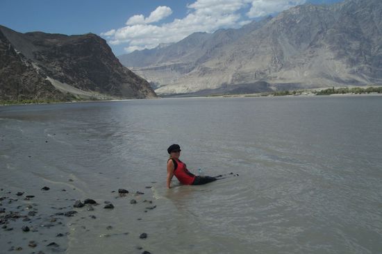Ich MUSS mich einfach abkühlen und ich bleibe fast eine Stunde im Indus sitzen, was sich später rächen sollte, denn ich bekomme eine saftige Blasenentzündung.