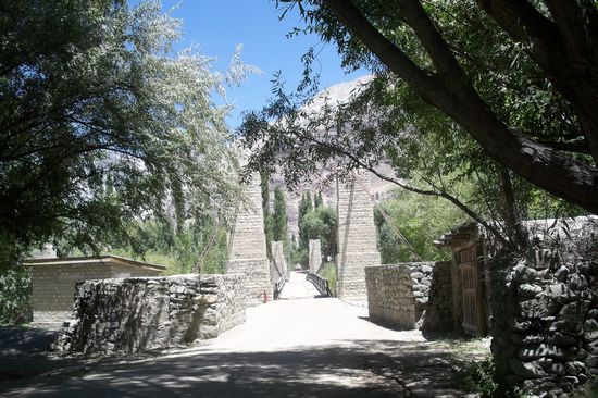Wir sind in Shigar (2.329 m). 1,5 Std. mit dem Jeep von Skardu entfernt. Pforte zum Bauma-Lungma-Tal. Jahrhundertelang was das Shigar-Tal ein unabhängiges Königreich und ein Radja (Fürst) regierte das Land.