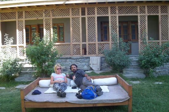 Wir genießen die Mittagszeit im Garten auf komfortablen Ruhestätten