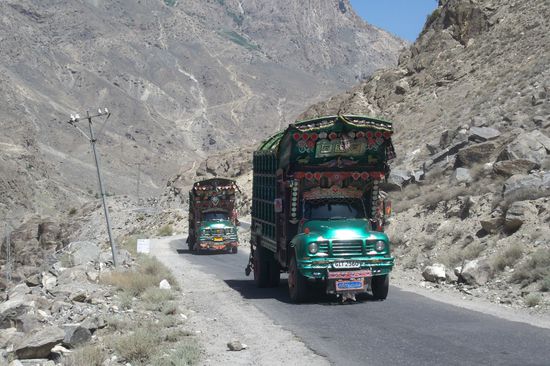 Die Ausläufer des Himalaya, das Hindukush- Gebirge und der Karakorum, treffen hier aufeinander und 82 Berggipfel erreichen eine Höhe von über 7000 Metern, unter anderem der Nanga Parbat mit 8126 Metern. Jahrhundertelang zogen Karawanen von China über die rund 1300 Kilometer lange und 4000 Höhenmeter bewältigende Strecke zum Arabischen Meer. Der 4730 Meter hohe Kunjerab-Paß bildet die pakistanisch-chinesische Grenze. 20 Jahre lang arbeiteten etwa 15 000 Pakistani und 20 000 Chinesen an der 1982 eröffneten Straßentrasse, dem Karakorum Highway, die seit 1986 ganzjährig befahren werden kann. Allerdings ist der Unterhalt des schmalen Asphaltbandes kaum zu bewältigen, Erdrutsche reißen immer wieder ganze Stücke in die Tiefe.