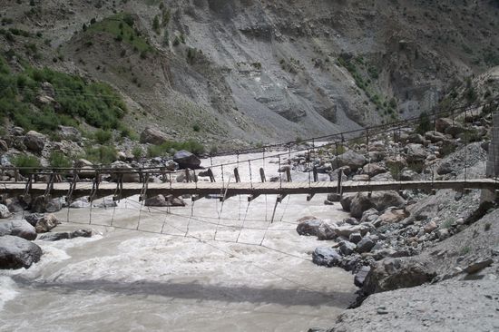 Brücken, Brücken - immer wieder aufregend. Wir halten oft an: ich MUSS einmal hinüber gehen.