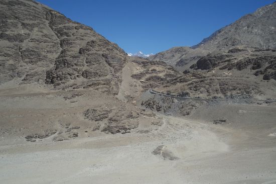 Im Norden von Skardu liegt das Shigar-Tal. Mit dem Jeep fährt man zuerst einmal hinunter zum Indus und dann geht es durch das sandige Flussbett und über den Strong-Dokma-La nach Norden ins Shigar-Tal.