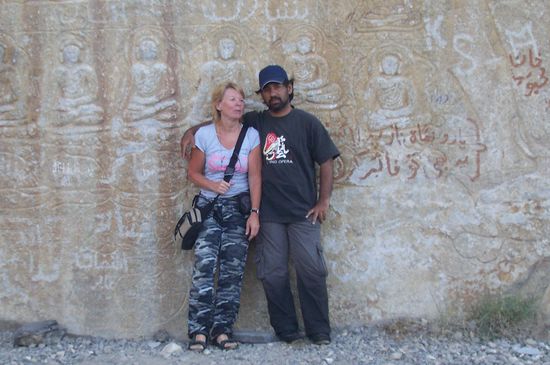 8 km von Skardu entfernt befindet sich das Buddha-Relief, eine Darstellung des meditierenden Buddhas. Sie entstand im 8. Jahrhundert n.Chr.