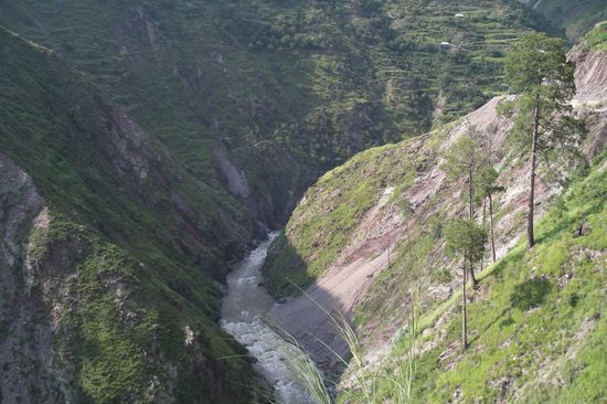 Auf dieser Fahrt zum Saiful Muluk See sind die Berge ringsherum alle grün. Unten der Kaghan-Fluss.