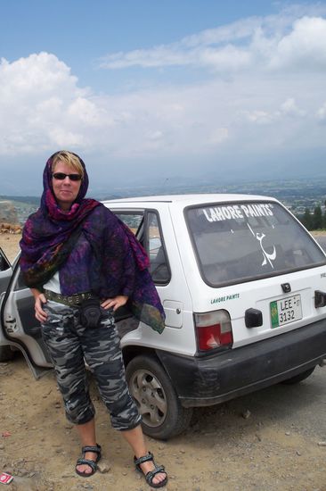 Von Region zu Region in Pakistan ist es unterschiedlich. Manchmal spüre ich, dass es besser ist, mich zu verschleiern, auch wenn ich als Begleitschutz immer meine 3 Männer habe.