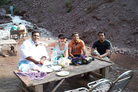 Was für ein wahnsinniges Restaurant! Wir sitzen im fließenden Gewässer und lassen es uns gut gehn.