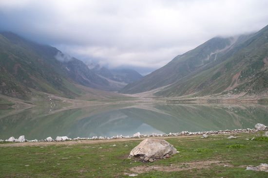 Hochgebirgssee Saiful Muluk, 3.210 m hoch gelegen. Ein sagenumwobener, smaragdgrüner See, eingebettet in einem Hochgebirgstal, überragt vom Malik-Parbat und seinem Gletscher.