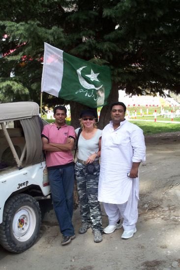 Man bereitet sich allmählich auf den pakistanischen Nationalfeiertag, 14.08.2008, vor, überall werden Fahnen feilgeboten und an tausend Stellen angebracht.