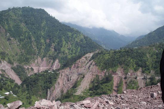 Ich genieße die grün-bewaldeten Hänge.