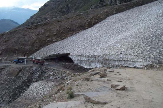 Hinter Naran (2.420 ü.M.) liegt das touristische Zentrum im Kaghan-Tal. Insbesondere pakistanische Touristen aus Lahore und dem übrigen Punjab lassen es sich im Sommer hier gut gehen. Ein Gletscher zieht sich hinunter bis auf die Straße und lädt alle zu einem kurzen Stopp ein.