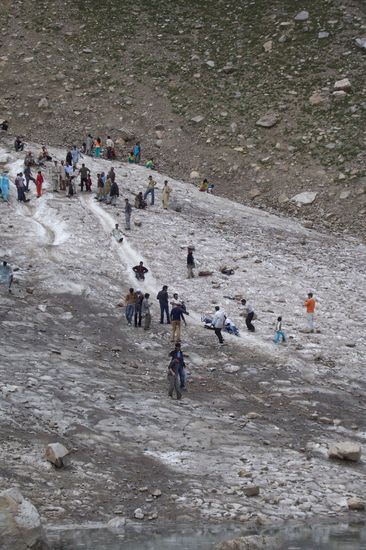 Die pakistanischen Touristen aus dem Süden des Landes sind völlig aus dem Häuschen, kennen sie doch keinen Winter mit Eis und Schnee. Männer und Frauen (im Shalwar Kameez) machen sich einen Spaß und rutschen immer wieder die Eispiste auf diesem Gletscher runter. Für mich ist es ein Gaudi, ihnen zuzuschauen.