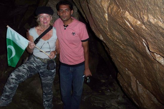 Geheimnisumwobene Höhe in Naran. Ich LIEBE Fahnen aus allen Ländern. Ich stehe an einem Marktstand in Naran und überlege, wieviele ich nun erwerben möchte - und plötzlich werde im vom pakistanischen Fernsehen entdeck. Meine Freunde werden vom Kameratross gefragt, ob sie mich filmen dürfen. Nach meinem Einverständnis nehme ich auf Geheiß 2 Fahnen in die Hand und rufe laut aus: Pakistan Zindabad! (Hoch lebe Pakistan). Eine überaus witzige Situation. Es läuft natürlich (wie meistens, wo auch immer ich auftauche in ganz Pakistan) der ganze Ort zusammen und will mich sehen und hören. Meine Freunde genießen die Sensation, durch mich immer wieder in den Mittelpunkt des Geschehens gerückt zu werden. Ich find's nur witzig und lach mich scheckig.