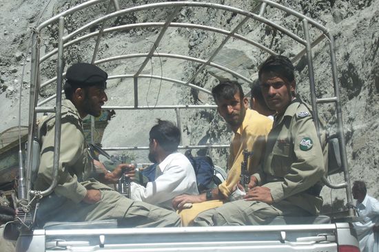 Wie überall sind Militärfahrzeuge on the road.