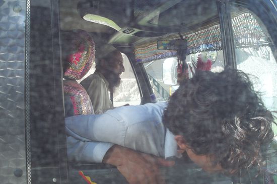 Na, kommen wir an eurem Bus noch vorbei oder bleiben wir aneinander hängen?