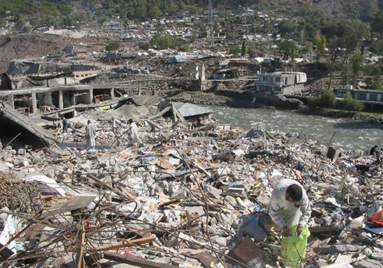2005: Weil das Beben in Südasien dicht unter der Oberfläche entstand, waren die Auswirkungen besonders verheerend, weil sich die Indische Platte ein Stück weiter in die Eurasische Platte hineinbohrte. Seismologen rechneten seit langem mit einer Katastrophe in der Region. Heute leben im Bezirk Balakot etwa 245.000 Menschen (vor dem Erdbeben waren es etwa 400.000 gewesen) und die meisten von ihnen sind arbeitslos.