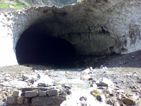 Eisberg mit einem großen Loch