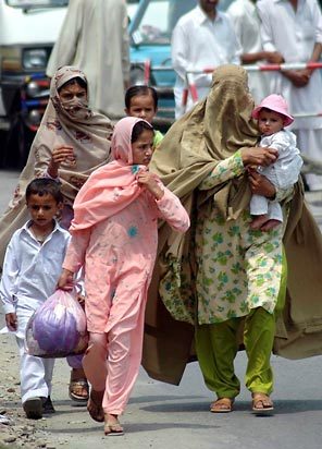 Hier im Landesinneren von Pakistan sieht man auch Frauen in Burka
