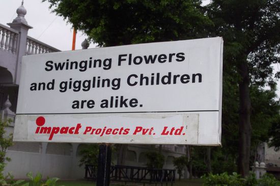 Solch ein Schild kann es nur in INDIEN geben! Es steht direkt am Tempel. Tanzende Blumen und kichernde Kinder erwünscht! Könnt ihr euch eine solche Aufforderung in good old Germany vorstellen? Niemals!